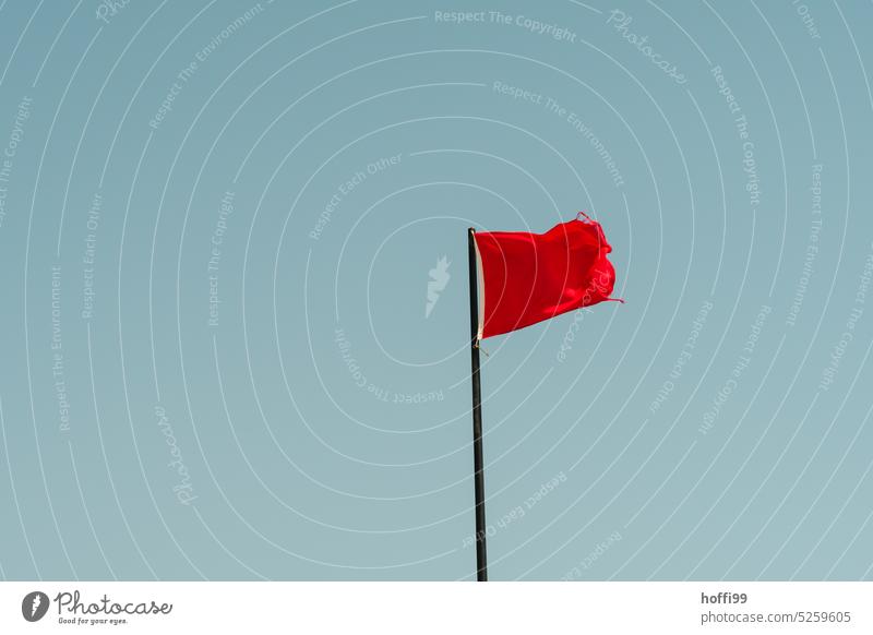 Achtung - rote Fahne vor blauem Himmel Rote Fahne Gefahr badeverbot Warnung Stop Vorsicht Risiko gefährlich Hinweis Sicherheit Warnhinweis rettungsstation