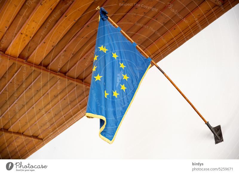 Europaflagge im historischen Stil Europafahne Europäische Union EU Politik & Staat europäisch Innenaufnahme edel wand Holzdecke