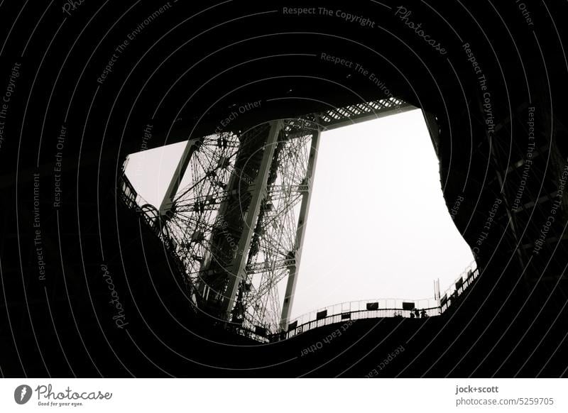 ein Detail vom Eiffelturm Architektur Sehenswürdigkeit Frankreich Paris Wahrzeichen Monochrom Bauwerk Stahl Konstruktion Froschperspektive Eisenfachwerkturm