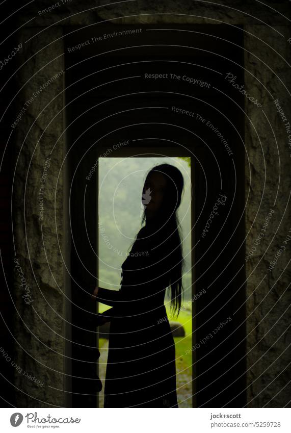 [HH Unnamed Road] Silhouette einer jungen Frau zwischen dunklen Schatten Melancholie Hintergrund neutral Gedeckte Farben Mensch Durchblick düster Rahmen Grufti
