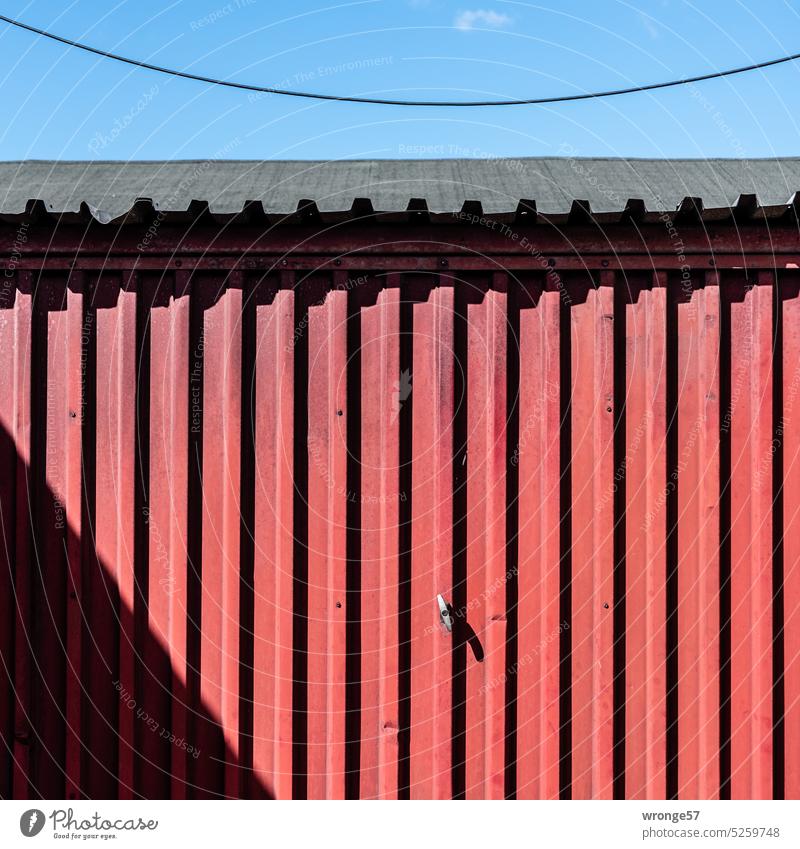 Große Klappe Garagentor rotbraun Stromkabel Blauer Himmel Außenaufnahme Menschenleer Farbfoto Tor Textfreiraum oben