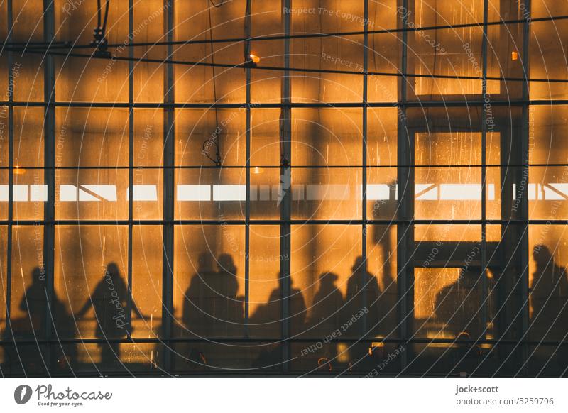 kommt die Bahn? im Abendlicht der Bahnhof Alexanderplatz Glasfassade Strukturen & Formen Silhouette Berlin-Mitte Gegenlicht Stadtzentrum Wärme abstrakt Mensch