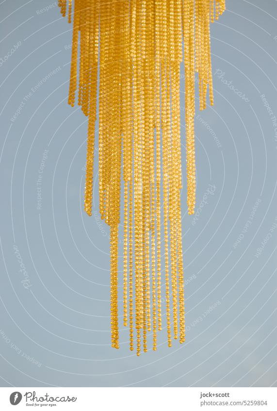 Mobile aus goldigen Perlen golden Windspiel Windstille Dekoration & Verzierung festlich hängen glänzend Glamour Hintergrund neutral Sonnenlicht Design Stil