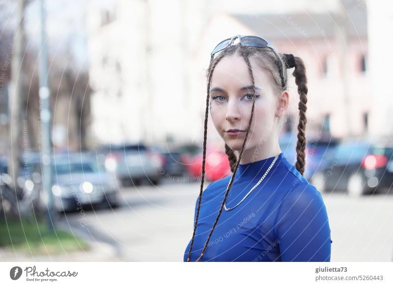 Fashion Girl mit cooler Frisur und blauem Netzshirt unterwegs in der Stadt Porträt Mode Individualität Kreativität Freiheit raver-szene raver girl technomusik