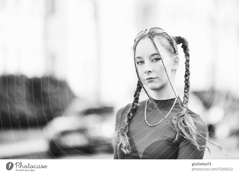 Schwarz-weiß-Porträt einer Teenagerin - Raver-Girl gestylt mit Zöpfen in coolem Techno Outfit Schwarzweißfoto Lifestyle Pubertät Coolness Girly trendy