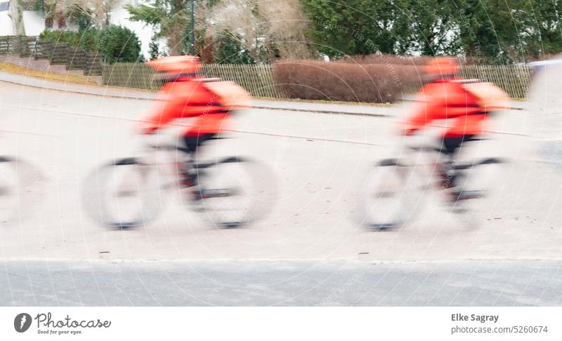 Zwei Fahrradfahrer in Eile -Bewegungsunschärfe Fahrradfahren Straße Außenaufnahme Freizeit & Hobby Gesundheit Sport Lifestyle Verkehr Radfahren Zyklus