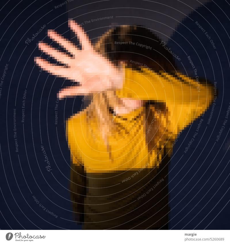 Stop! Eine Frau schützt sich mit der Hand, verpixelt abwehrend Abwehrhaltung Erwachsene schützen Angst Gefühle Aggression bedrohlich feminin Gewalt Stress Hass