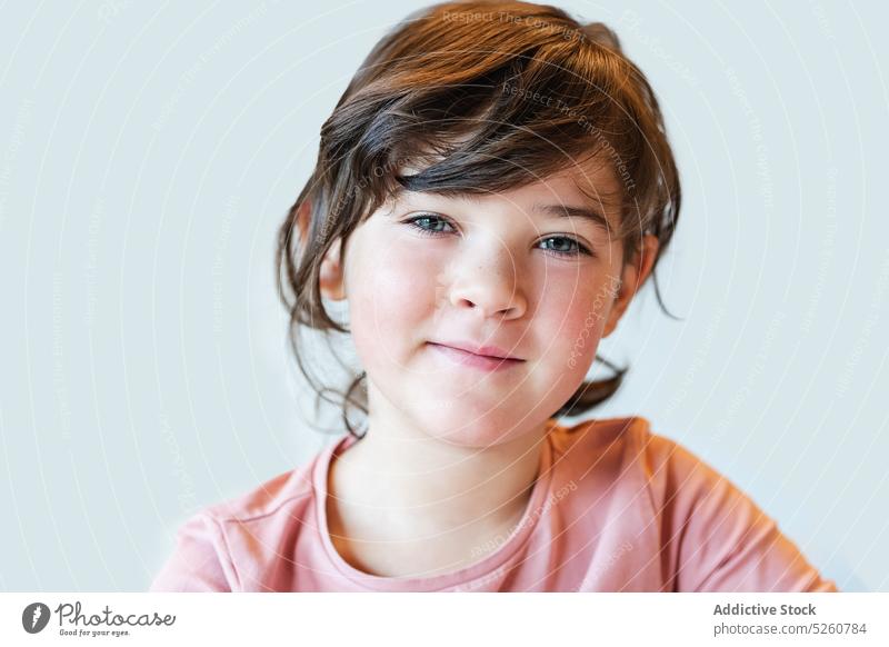 Süßes Mädchen schaut in die Kamera Vorschein niedlich lässig dunkles Haar natürlich blaue Augen Porträt positiv Kind bezaubernd Persönlichkeit Kindheit