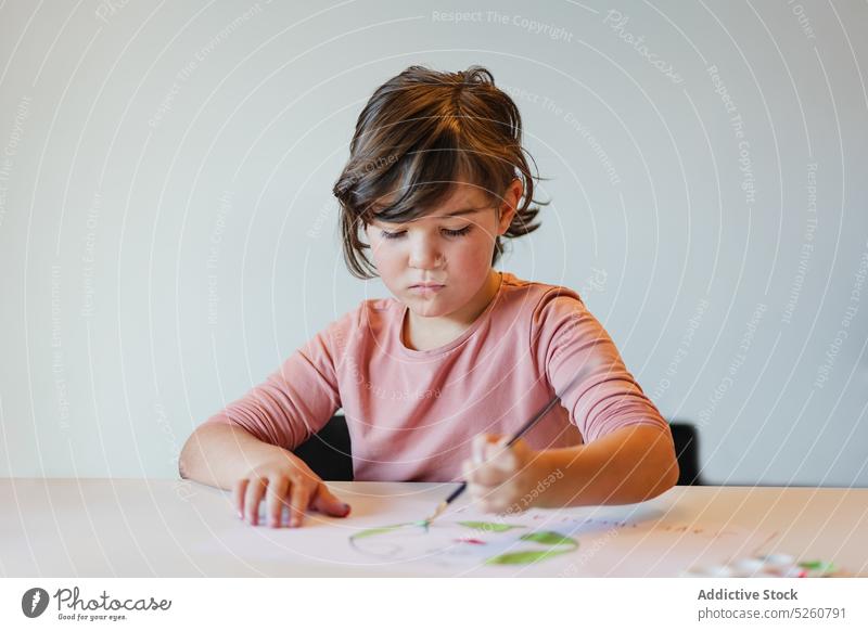 Mädchen malt Umweltbanner auf Papier Farbe Transparente handgefertigt Fokus kreativ Tisch Erde Inspiration Pinselblume Kind Talent Plakat plakatieren Fähigkeit
