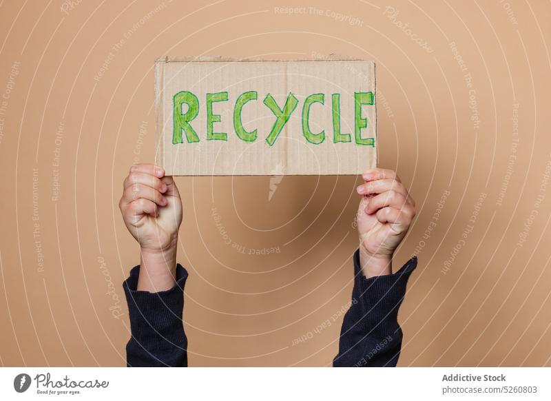 Ausgeschnittenes Kind zeigt Recycle-Poster wiederverwerten Plakat Umwelt Aufschrift Schachtel zeigen protestieren Aktivist sparen Arme hochgezogen plakatieren