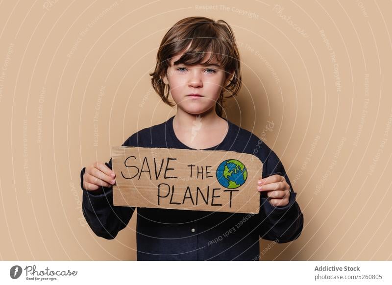 Mädchen mit Save the Planet-Plakat Umwelt Aktivist handgefertigt Schachtel sparen Erde handgezeichnet Kind protestieren manifestieren Ökologie Aufschrift