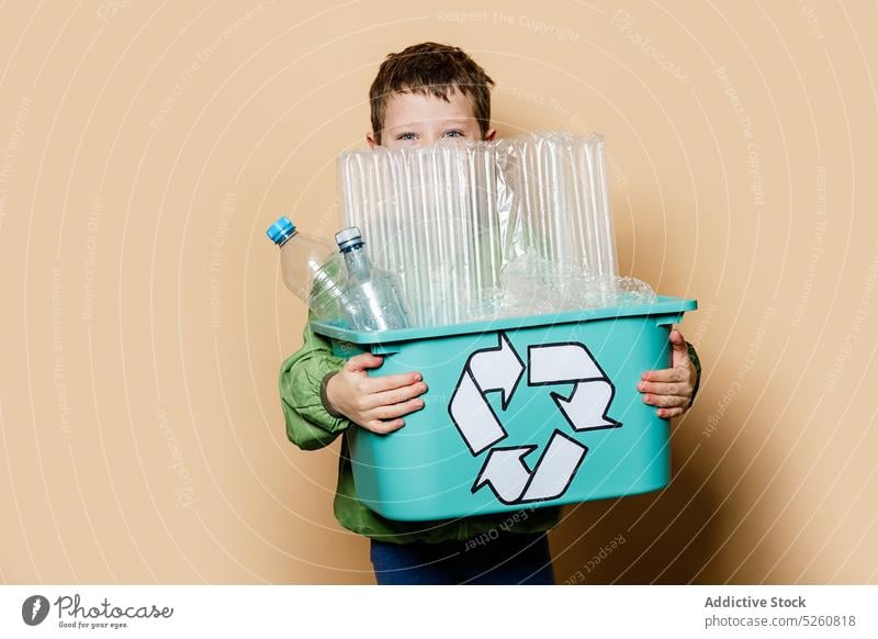 Junge mit Schachtel recyclebarem Plastikmüll Müll Kunststoff Kasten führen Problematik umweltfreundlich Umwelt Aktivist wiederverwerten Kind niedlich lässig