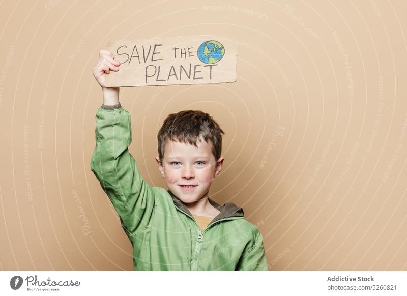 Junge mit Save the Planet-Plakat Umwelt Aktivist handgefertigt Schachtel sparen Erde handgezeichnet Kind protestieren manifestieren Ökologie Aufschrift