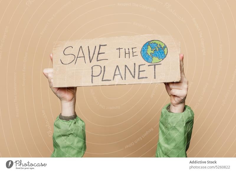 Erntekind zeigt Save the Planet-Plakat Kind wiederverwerten Umwelt Aufschrift handgezeichnet Globus Welt Schachtel zeigen protestieren Aktivist sparen