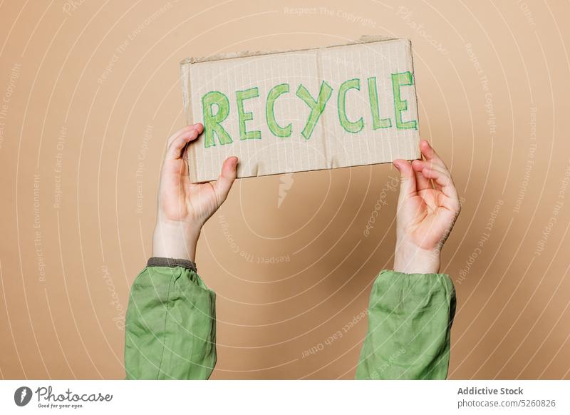 Ausgeschnittenes Kind zeigt Recycle-Poster wiederverwerten Plakat Umwelt Aufschrift Schachtel zeigen protestieren Aktivist sparen Arme hochgezogen plakatieren