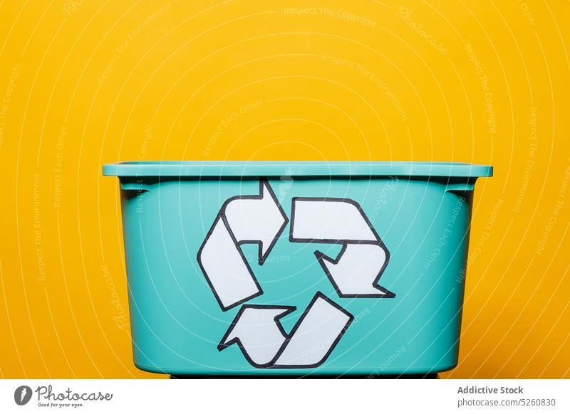Kunststoffbox mit Recyclingsymbol Kasten wiederverwerten sortieren Ökologie Umwelt Symbol sehr wenige farbenfroh hell Design Container Müll Ikon einfach lebhaft