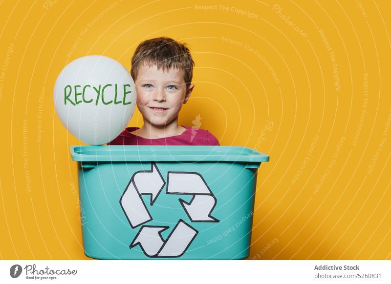 Junge mit Recycling-Box und Luftballon Kasten wiederverwerten Ökologie Lächeln Kunststoff Aufschrift farbenfroh hell Kind Glück freundlich Symbol Anlass Müll
