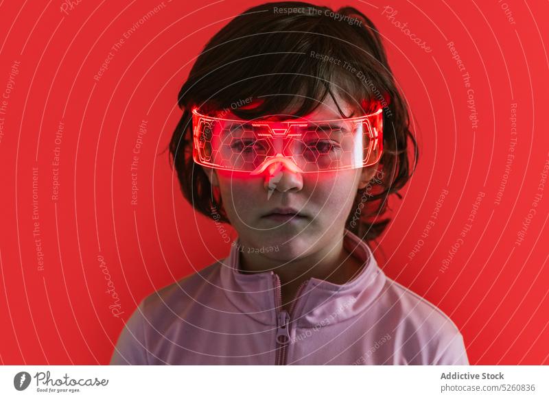 Mädchen mit leuchtender futuristischer Brille neonfarbig Ornament Cyberpunk Porträt Farbe hell Kind dunkles Haar Schutzbrille Individualität glühen Jacke