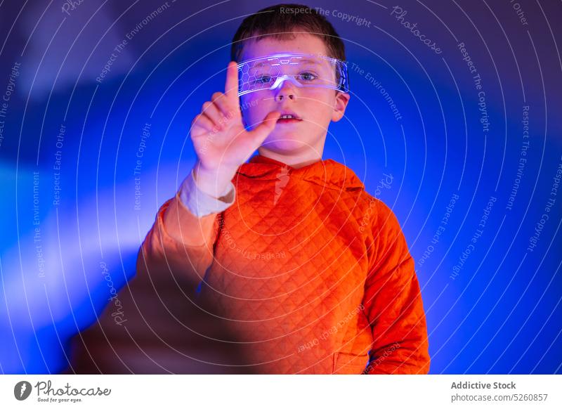 Kleiner Junge mit intelligenter Brille erkundet virtuelle Realität Kind klug Schutzbrille VR Erfahrung Innovation Gerät Vorstellungskraft Simulator