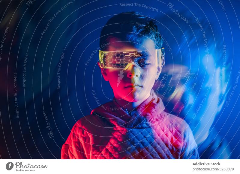 Junge mit futuristischer Brille erlebt den Cyberspace Kind klug VR Schutzbrille digital Gerät dreidimensional Technik & Technologie Simulator Augen geschlossen