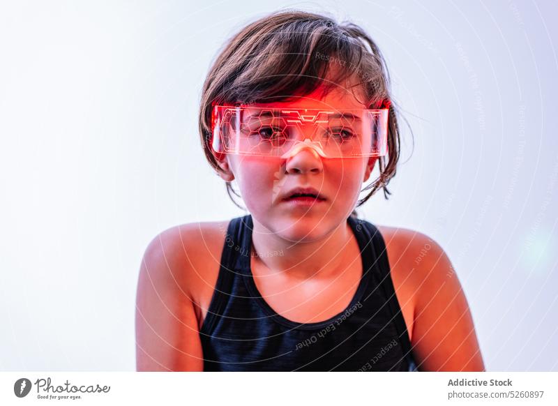 Kleines Mädchen mit futuristischer Schutzbrille auf weißem Hintergrund Kind VR klug nachdenklich Cyberspace interaktiv Entwicklung Zukunft Technik & Technologie