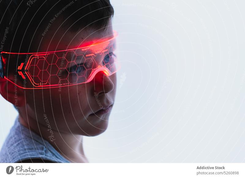 Kleiner Junge mit futuristischer Schutzbrille auf weißem Hintergrund Kind VR klug nachdenklich Cyberspace interaktiv Entwicklung Zukunft Technik & Technologie