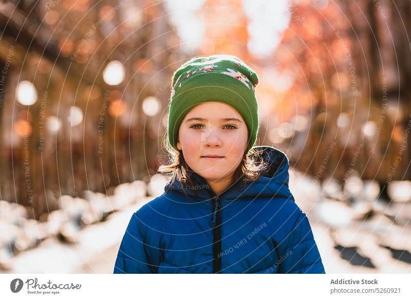 Ruhiges Mädchen in Freizeitkleidung im herbstlichen Park Herbst Windstille Oberbekleidung tagsüber kalt Vorschein Porträt Wochenende Sonnenlicht