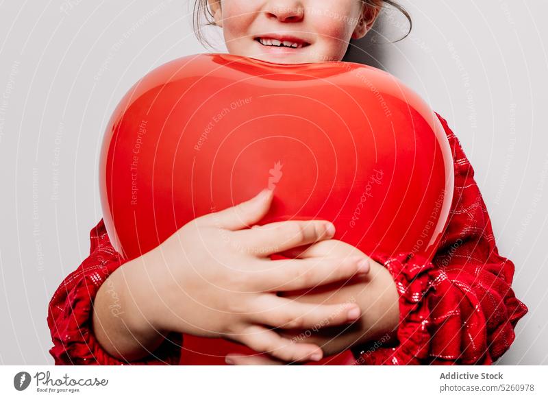 Anonyme Freude Mädchen umarmt herzförmigen Ballon Luftballon Umarmung Herz Liebe Valentinstag (Heiliger Valentinstag) feiern Veranstaltung Feiertag Symbol