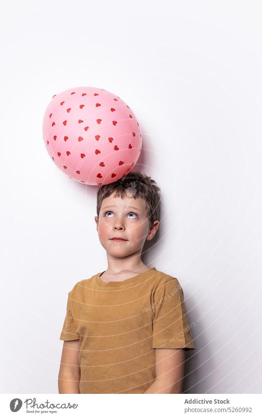 Junge spielt mit rosa Luftballon Gleichgewicht Herz spielen Liebe Valentinstag (Heiliger Valentinstag) aufblasbar Feiertag Symbol niedlich Kind Form romantisch