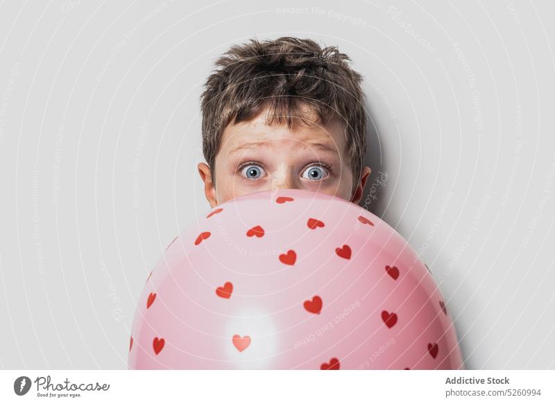 Junge versteckt Gesicht hinter Ballon Deckblatt Luftballon Herz Liebe Tierhaut Valentinstag (Heiliger Valentinstag) Feiertag niedlich Symbol Kind bezaubernd