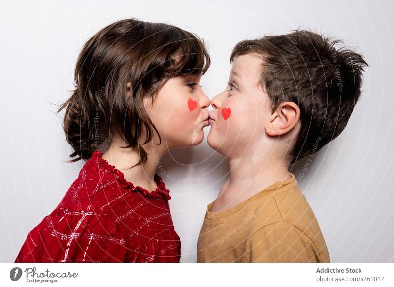Niedliche Kinder, die sich küssen Kuss Liebe Herz feiern Valentinstag (Heiliger Valentinstag) Zusammensein Unerwartet Feiertag Zuneigung Lippe plötzlich