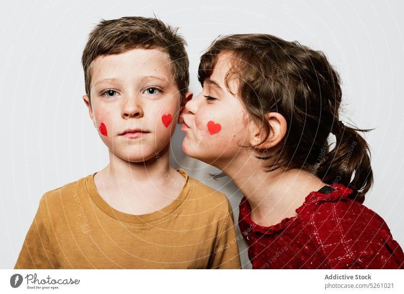 Mädchen küsst Jungen auf die Wange Bruder Schwester Kuss Liebe Kinder Zusammensein Valentinstag (Heiliger Valentinstag) gratulieren feiern Geschwisterkind