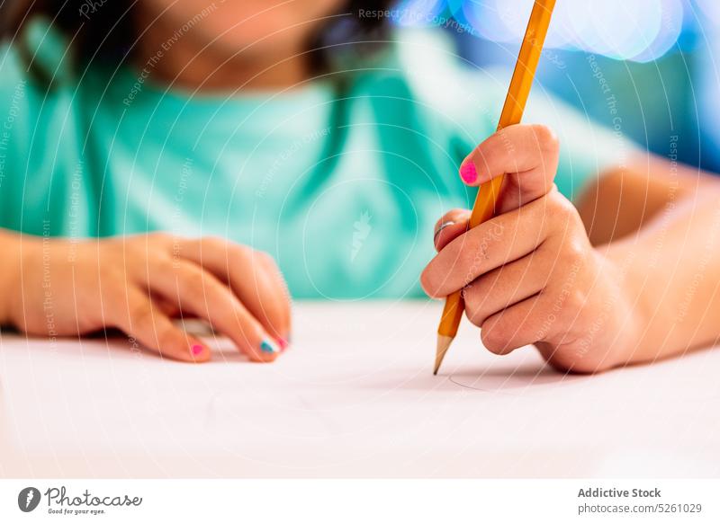 Crop Mädchen Zeichnung Bild auf dem Tisch zeichnen Papier Skizze kreativ Hobby heimwärts Vorstellungskraft Design Inspiration Fähigkeit Maniküre Kind Beruf
