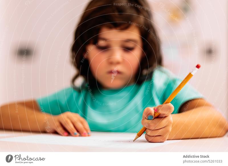 Mädchen sitzt am Tisch und zeichnet zeichnen heimwärts Fenster kreativ Hobby Abend Kind Kindheit Bleistift Skizze niedlich Vorstellungskraft lässig dunkles Haar