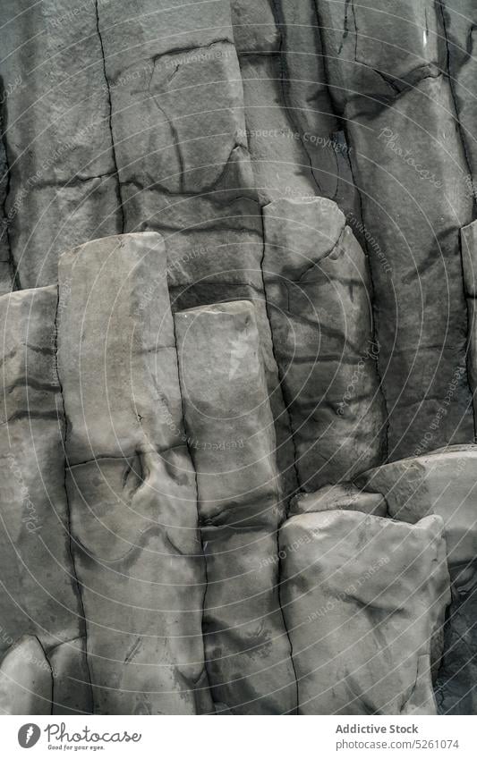 Altgestein Basaltformationen als Hintergrund vulkanisch Felsen Formation Natur Stein Geologie rau Umwelt felsig Island Europa reinisfjara sechskantig