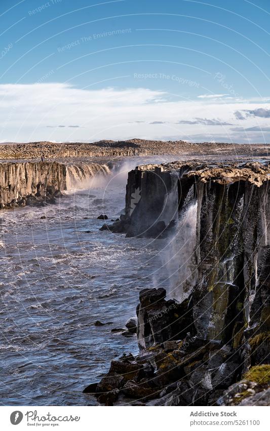 Erstaunlicher Blick auf einen Wasserfall in einer Felswand Landschaft felsig Klippe fallen Fluss Natur malerisch Island Europa Selfoss Jokulsa Fjollum ruhig