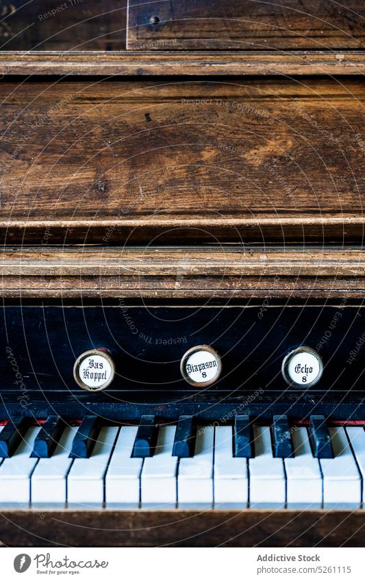 Altes rustikales Vintage-Holzklavier Klavier Instrument Antiquität altehrwürdig retro klassisch Taste Handgriff gealtert hölzern altmodisch Nostalgie schäbig