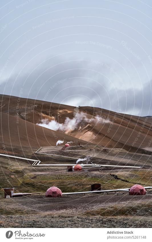 Geothermisches Kraftwerk Krafla auf einem Hügel Landschaft Natur Geothermie Pflanze Verdunstung Umwelt Berghang Energie Tal Geysir malerisch Gelände Wasser Gras