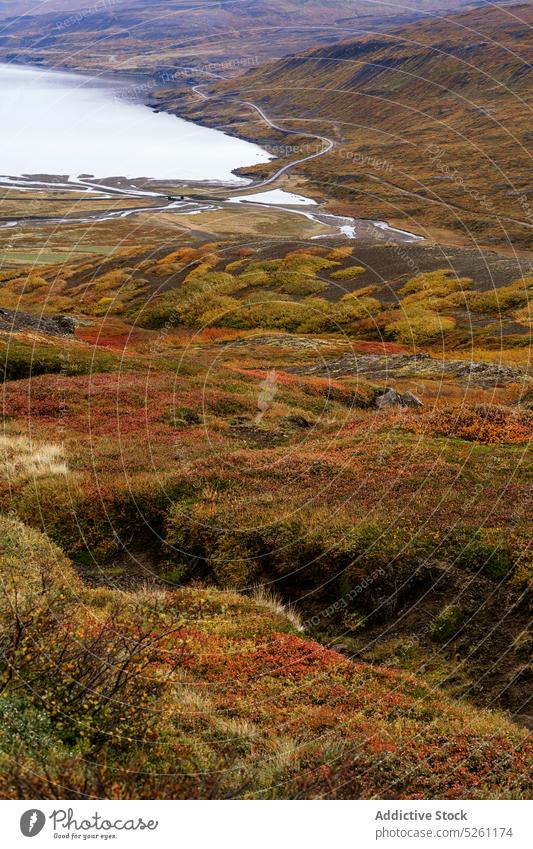 Malerische Landschaft in einem Tal in der Nähe eines Flusses See Herbst Natur malerisch Hochland friedlich Teich Windstille fallen ruhig Küste Gras Umwelt