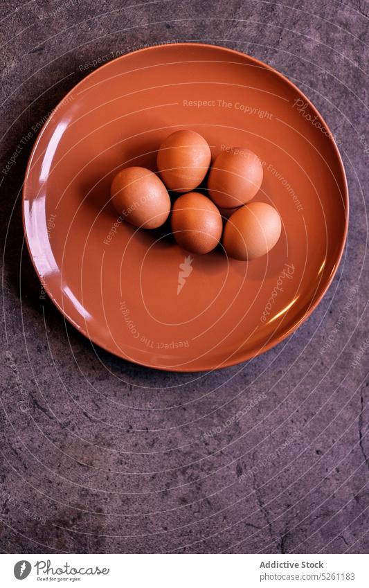 Teller mit Eiern auf dem Tisch roh Hähnchen Lebensmittel Produkt Keramik Utensil Gesundheit organisch ungekocht Ernährung Bestandteil natürlich Protein frisch