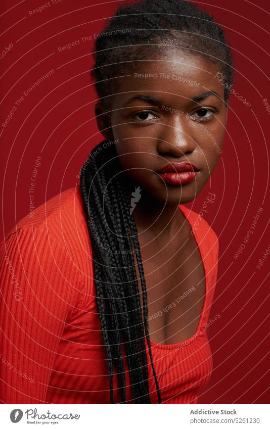 Selbstbewusste afroamerikanische Frau in rotem Outfit Stil Model selbstbewusst Persönlichkeit Rastalocken Vorschein selbstsicher ernst lange Haare jung