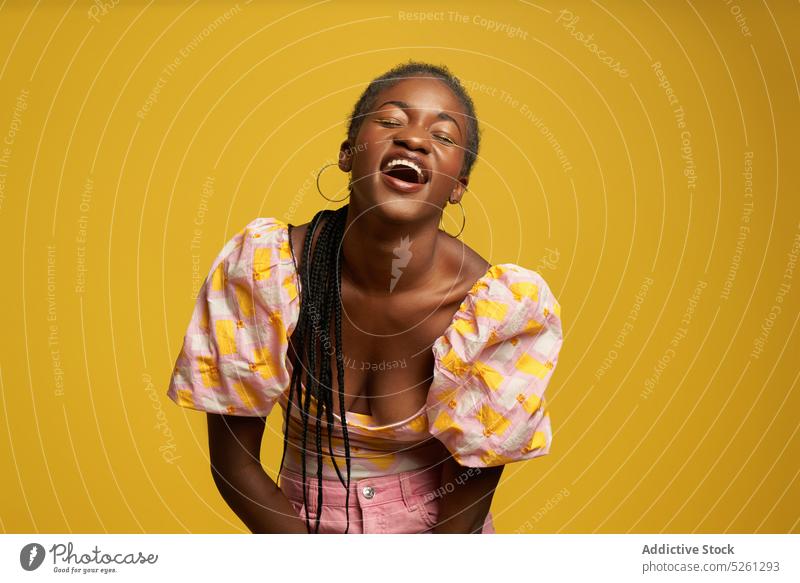 Lächelnde schwarze Frau in buntem Outfit Glück Mode Make-up Stil farbenfroh Model lebhaft heiter trendy Afroamerikaner hell ethnisch Farbe positiv Vorschein