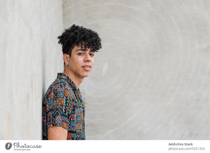Venezolanischer junger Mann an der Wand stehend Model Straße Beton tagsüber modern lgbt Identität Persönlichkeit emotionslos männlich Typ Bekleidung Venezuela