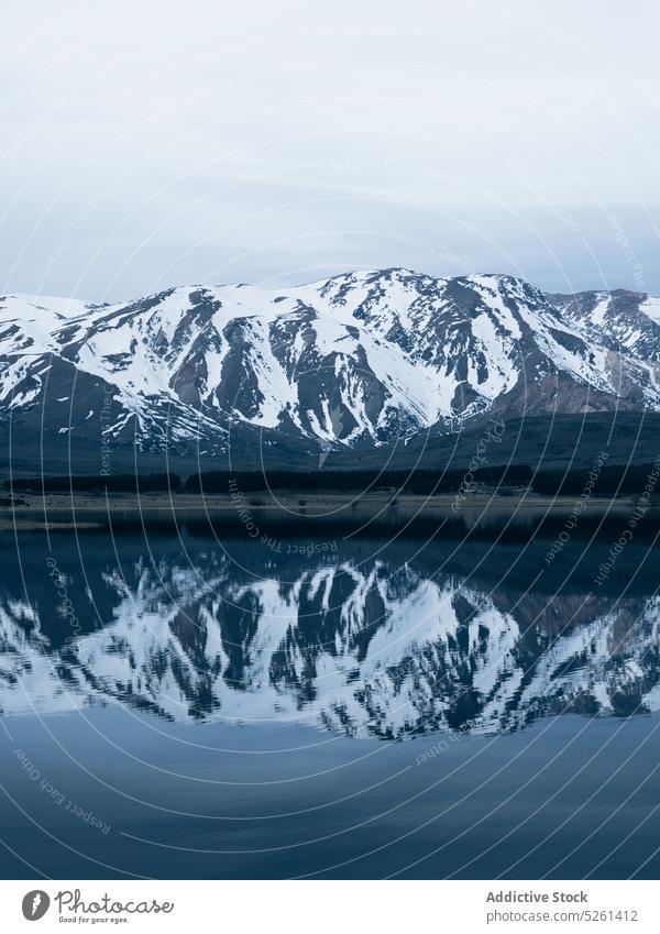 Verschneite Berge bei Clear Lake See Berge u. Gebirge Schnee Landschaft Wasser Natur bedeckt Reflexion & Spiegelung Hochland malerisch Winter Umwelt Ambitus
