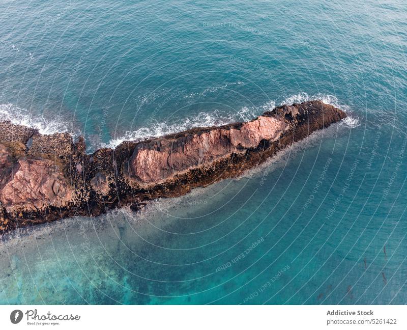 Malerischer Blick auf die vom Meer umgebene Landzunge Vorgewende Landschaft Meereslandschaft MEER rau Klippe felsig Natur Umwelt Formation Rippeln Felsen blau