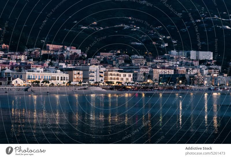 Beleuchtete Stadt am nächtlichen Meeresufer Großstadt MEER Nacht leuchten Ufer dunkel Gebäude Stauanlage Wasser Architektur Sizilien Italien Hafengebiet