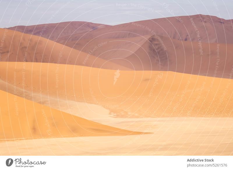 Glatte Textur der Sanddünen Düne wüst Landschaft abstrakt Natur Hintergrund wild Gelände malerisch trocknen warm prunkvoll Sonnenlicht erwärmen Boden sanft