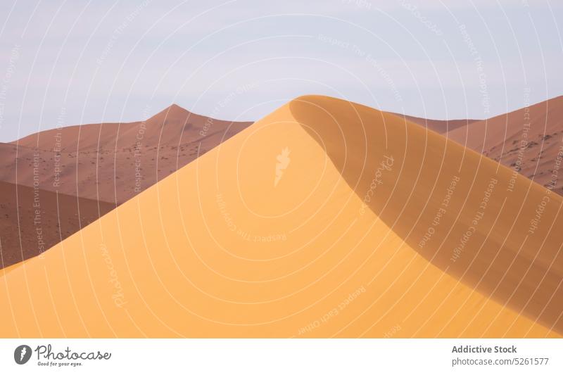 Glatte Textur der Sanddünen Düne wüst Landschaft abstrakt Natur Hintergrund wild Gelände malerisch trocknen warm prunkvoll Sonnenlicht erwärmen Boden sanft