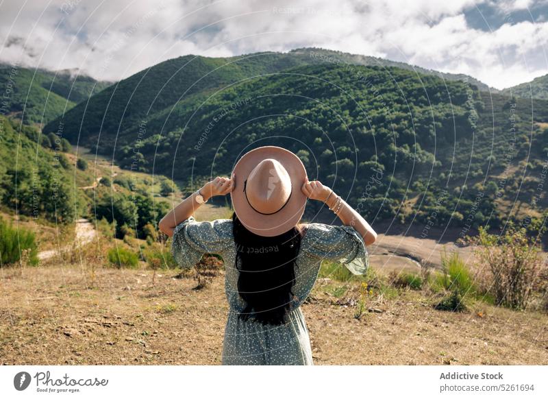 Touristin mit Strohhut in den Bergen stehend Frau Reisender Sonnenuntergang Natur bewundern Berge u. Gebirge Ausflugsziel Landschaft atemberaubend Tourismus