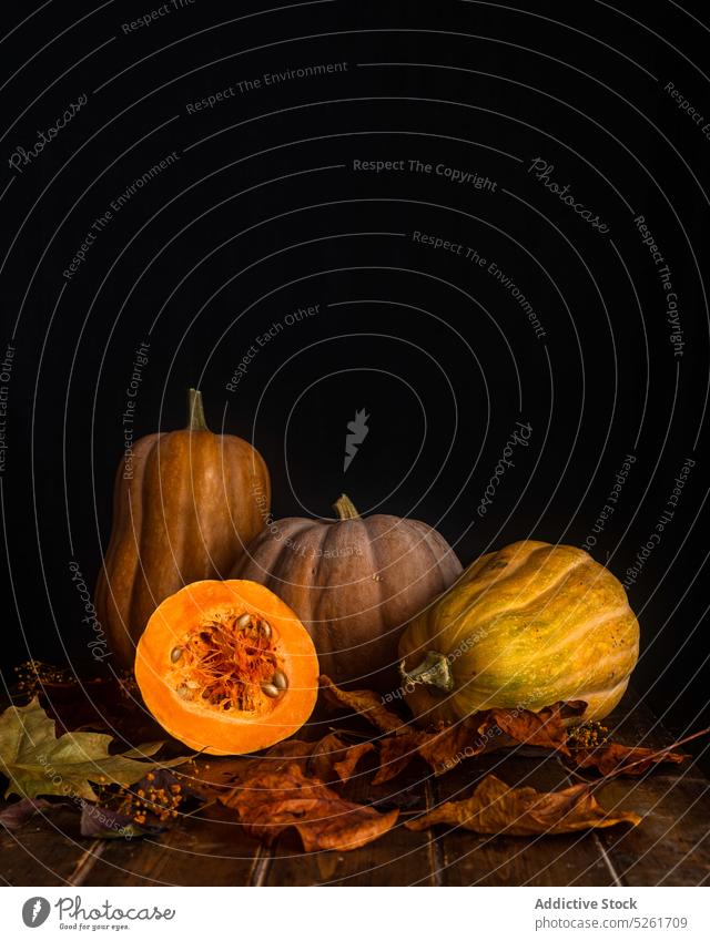 Kürbisse und trockene Blätter auf einem Holztisch Herbst Ernte Blatt orange Ahorn reif Dekoration & Verzierung hölzern Tisch Design Saison Erntedankfest Gemüse
